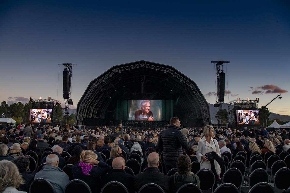 Italiaanse sanger Andrea Bocelli het Maandag aand opgetreen by die Val de Vie landgoed buite Paarl